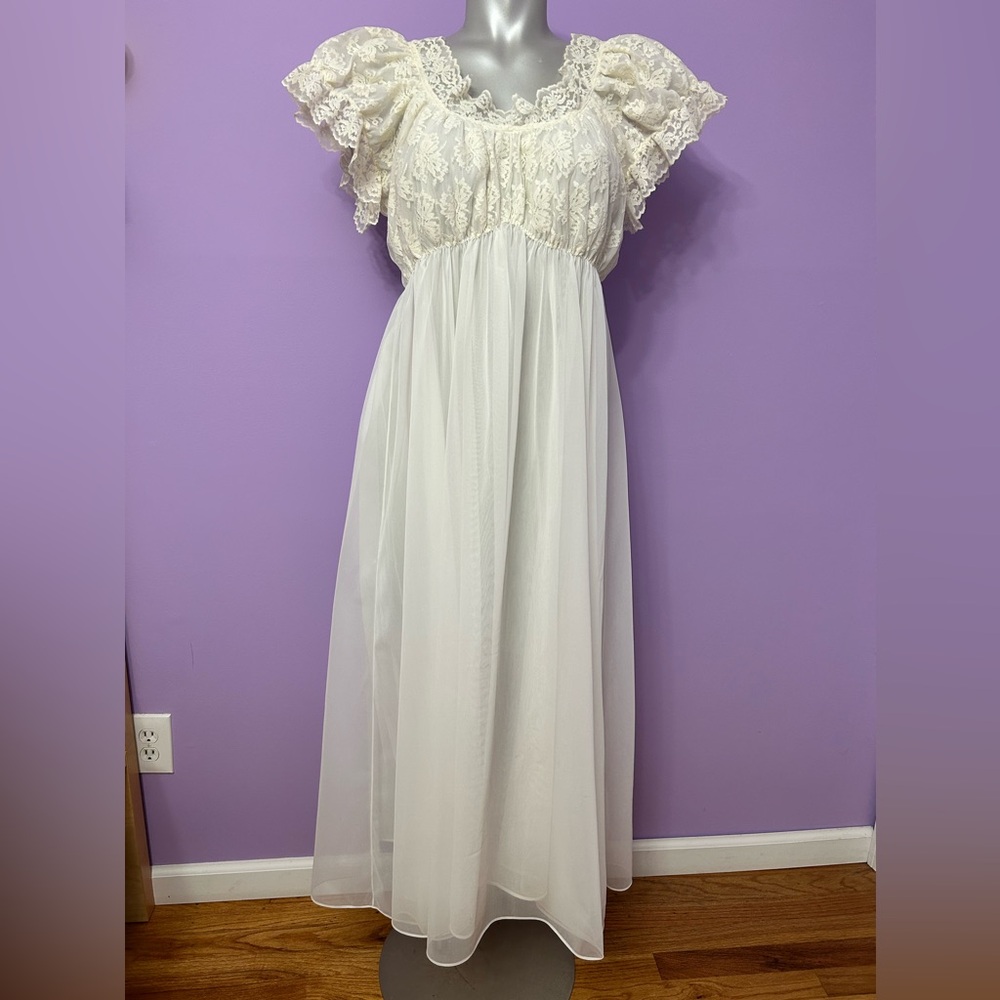 Beau Monde 40-50s?Gown/Nightgown Sheer White/Cream Embroidered Lace